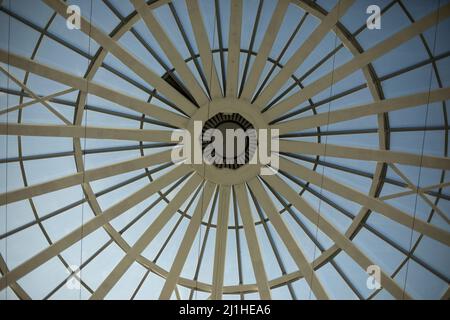 Kuppel des Einkaufszentrums. Decke im Gebäude. Oberlicht. Architekturdetails. Stockfoto