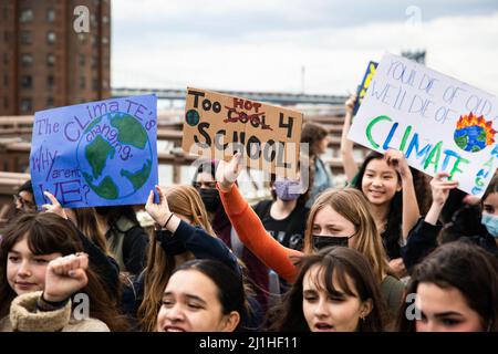 New York, USA. 25. März 2022. Junge Demonstranten halten Plakate und Schilder während der Demonstration zum Klimawandel. Über tausend Jugendklimaaktivisten marschierten im Rahmen eines globalen Klimastreiks von der Brooklyn Borough Hall über die Brooklyn Bridge zum Foley Square. Kredit: SOPA Images Limited/Alamy Live Nachrichten Stockfoto