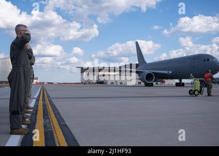 Mitglieder des 305. Air Mobility Wing begrüßen einen neuen KC-46A Pegasus, der am Joint Base McGuire-Dix-Lakehurst, New Jersey, am 18. März 2022 ankommt. U.S. Air Force LT. General Brian Robinson, stellvertretender Kommandant des Air Mobility Command, übergab das Flugzeug persönlich an die 305. und 514. Air Mobility Wings, die das Flugzeug mit der Installationsunterstützung des 87. Air Base Wings betreiben und warten. Dies ist der sechste KC-46 der erwarteten 24, die auf der Joint Base MDL stationiert werden. (USA Luftwaffe Foto von Senior Airman Joseph Morales) Stockfoto