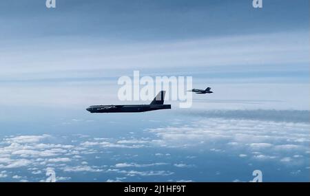 Royal Canadian Air Force CF-18 Kampfjets schließen sich im Rahmen der NORAD-Operation Noble Defender, 16. März 2022, der US Air Force B-52 Stratofortress in der Hocharktis in der Nähe der Canadian Forces Station Alert an. NORAD Operation NOBLE DEFENDER 22-2 ist eine Luftverteidigungsoperation, die vom 14. Bis 17. März 2022 läuft und eine Vielzahl von Militärflugzeugen der Royal Canadian Air Force (RCAF) und der United States Air Force umfasst. Personal und Flugzeuge sind von der Canadian Forces Station Alert, Nunavut, Whitehorse, Yukon, Yellowknife, Northwest Territories und 5 Wing Goose Bay, Neufundland Stockfoto