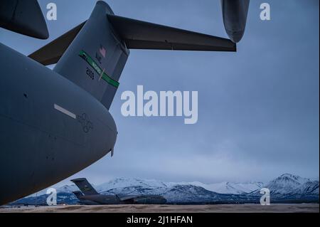 Drei C-17 Globemaster IIIs, die der Joint Base Lewis-McChord, Washington, zugewiesen wurden, bereiten sich auf den Start von einer Start-und Landebahn während der Übung Rainer war 22A auf der Joint Base Elmendorf-Richardson, Alaska, 22. März 2022 vor. Die Übung soll die Fähigkeit des Luftlift-Flügels 62. demonstrieren, zu operieren und zu überleben und gleichzeitig Herausforderungen des US-Militärs in allen operativen Bereichen – Luft, Land, See und Cyberspace – zu besiegen Luftwaffe Foto von Airman 1. Klasse Charles Casner) Stockfoto