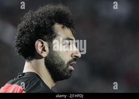 Kairo, Ägypten. 25. März 2022. Ägyptens Mohamed Salah in Aktion während des FIFA-Weltmeisterschaft-Qualifikationsspiels 2022 (CAF) in der dritten Runde 1.-Bein-Fußballspiel zwischen Ägypten und Senegal im Kairo-Stadion. Quelle: Omar Zoheiry/dpa/Alamy Live News Stockfoto