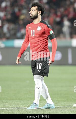 Kairo, Ägypten. 25. März 2022. Ägyptens Mohamed Salah in Aktion während des FIFA-Weltmeisterschaft-Qualifikationsspiels 2022 (CAF) in der dritten Runde 1.-Bein-Fußballspiel zwischen Ägypten und Senegal im Kairo-Stadion. Quelle: Omar Zoheiry/dpa/Alamy Live News Stockfoto