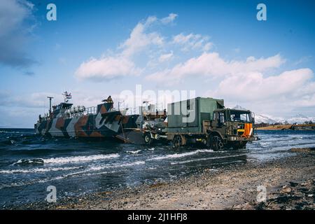 Korps Mariniers mit dem Royal Netherlands Marine Corps führen während der Übung Cold Response 22 in Sandstrand, Norwegen, am 21. März 2022 eine amphibische Landung mit einem Landing Craft Utility (LCU) durch. Übung Cold Response 22 ist eine alle zwei Jahre stattfindende norwegische nationale Bereitschafts- und Verteidigungsübung, die in ganz Norwegen stattfindet und an der jeder seiner Militärdienste, darunter 26 mit der Organisation des Nordatlantikvertrags (NATO) verbündete Nationen und regionale Partner, teilnehmen. (USA Marine Corps Foto von Sgt. William Chockey) Stockfoto