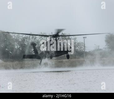 Soldaten der US-Armee, die der 1. Special Forces Group (Airborne) und den Royal Thai Army Special Forces zugewiesen wurden, springen während des Hanuman Guardian 2022 in Lopburi, Königreich Thailand, am 18. März 2022 von einem UH-60 Blackhawk-Hubschrauber aus. HG 22 bietet sowohl den Vereinigten Staaten als auch dem RTA einen Ort, um die Interoperabilität zu verbessern und die Partnerkapazität bei der Planung und Durchführung komplexer und realistischer multinationaler Streitkräfte und kombinierter Task Force-Operationen zu erhöhen. (USA Foto der Armee von Staff Sgt. Timothy Hamlin) Stockfoto