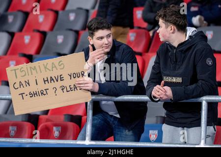 Griechische Fans beim Freundschaftsspiel zwischen den Nationalmannschaften Rumäniens und Griechenlands im Stadion „Steaua“ in Bukarest, Rumänien. 25. März 2022. Foto: Copyright 2020, Quelle: Cronos/Alamy Live News Stockfoto