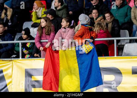 Rumänische Fans beim Freundschaftsspiel zwischen den Nationalmannschaften Rumäniens und Griechenlands im Stadion „Steaua“ in Bukarest, Rumänien. 25. März 2022. Foto: Copyright 2020, Quelle: Cronos/Alamy Live News Stockfoto