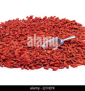 Hol dir etwas Goji-Power. Studioaufnahme eines Stapels von Goji-Beeren mit einem Metalllöffel. Stockfoto