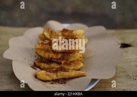 Gebratene Bananen auf einem Teller Stockfoto