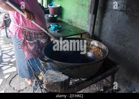 Ältere nicaraguanische Frau kocht Blutwurst in einem großen Aluminiumtopf Stockfoto