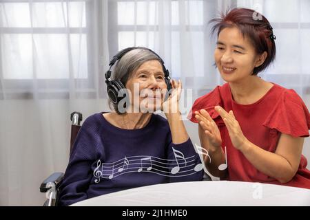 Musiktherapie bei Demenzbehandlung bei älteren Frauen. Stockfoto