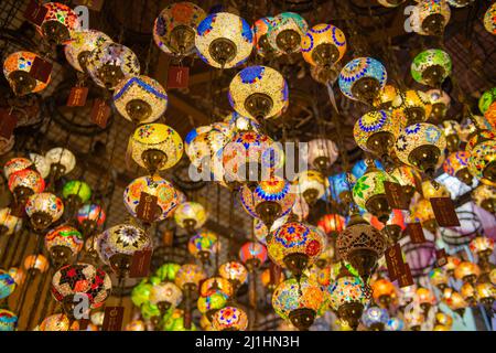 An der Decke hängen bunte Laternen Stockfoto