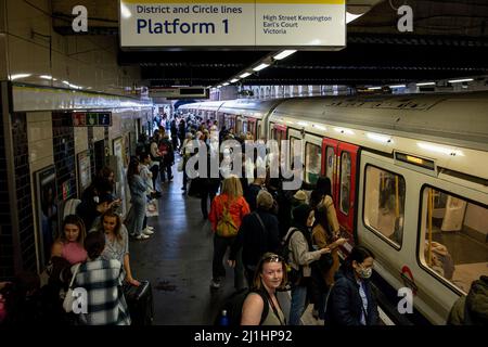 London, Großbritannien. 25. März 2022. Blick auf eine geschäftige Londoner U-Bahn-Station zu Stoßzeiten. Kredit: SOPA Images Limited/Alamy Live Nachrichten