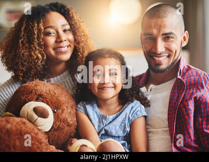 Familie, das größte Geschenk des Lebens. Porträt einer glücklichen, jungen Familie von drei Kindern, die zu Hause viel Zeit miteinander verbringen. Stockfoto