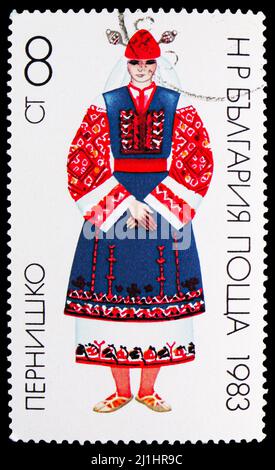 MOSKAU, RUSSLAND - 10. MÄRZ 2022: Die in Bulgarien gedruckte Briefmarke zeigt Pernik, Folk Wear Serie, um 1983 Stockfoto