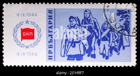 MOSKAU, RUSSLAND - 10. MÄRZ 2022: Die in Bulgarien gedruckte Briefmarke zeigt Partisanen, 20 Jahre populäre Machtserie, um 1964 Stockfoto