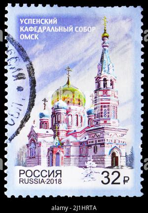 MOSKAU, RUSSLAND - 10. MÄRZ 2022: Die in Russland gedruckte Briefmarke zeigt die Mariä-Himmelfahrt-Kathedrale, Omsk, Serie, um 2018 Stockfoto