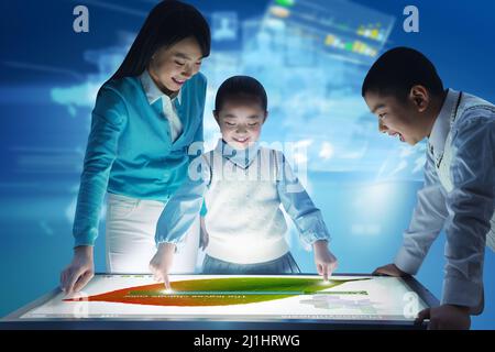 Grundschüler und Lehrer in der Klasse Stockfoto