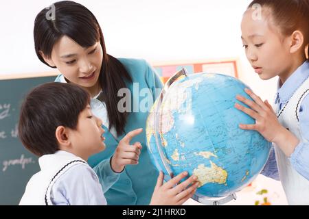 Grundschüler und Lehrer in der Klasse Stockfoto