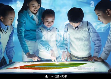Grundschüler und Lehrer in der Klasse Stockfoto