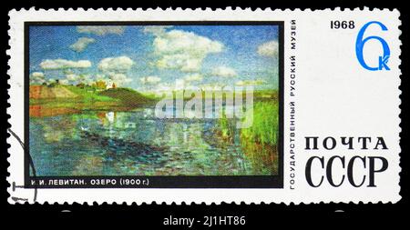 MOSKAU, RUSSLAND - 10. MÄRZ 2022: Die in der UdSSR gedruckte Briefmarke zeigt den Sonnentag am See, I.I. Levitan (1900), Gemälde aus dem Russischen Museum in Leni Stockfoto