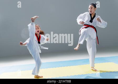 Der junge Trainer lehrt das Mädchen Taekwondo Stockfoto