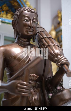 Eine Bronzestatue von Scrivali Mahathera (auch bekannt als Sivali), ein Arhat im Theravada Buddhismus Stockfoto