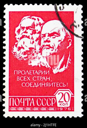MOSKAU, RUSSLAND - 10. MÄRZ 2022: Die in der UdSSR gedruckte Briefmarke zeigt Porträts von Karl Marx und Vladimir Lenin, endgültige Ausgabe Nr. 12 Serie, um 19 Stockfoto