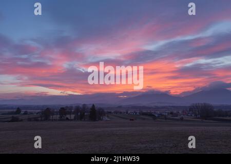 Blick auf Leziachov Dorf und Velka Fatra Berge, Slowakei. Stockfoto