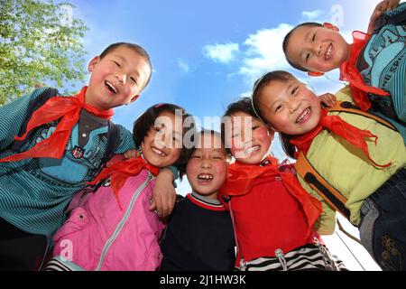 Elementare Schüler im ländlichen Raum, China Stockfoto