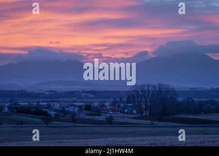 Blick auf Leziachov Dorf und Velka Fatra Berge, Slowakei. Stockfoto