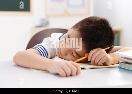 Müde Schüler im Klassenzimmer Stockfoto