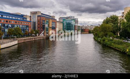 Berlin-Hansaviertel, Deutschland - 16. September 2021: Blick von der Lessingbrücke auf die Spree und den Spreebogen Stockfoto