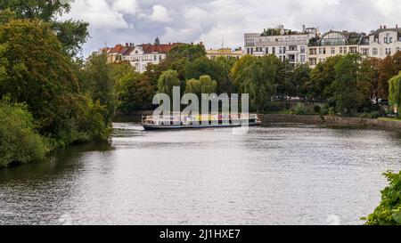 Berlin-Hansaviertel, Deutschland - 16. September 2021: Ein Kreuzschiff auf der Spree Stockfoto