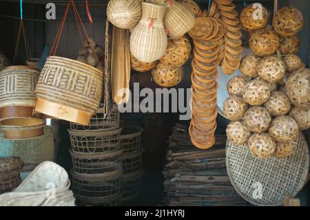 Umweltfreundliche Weidenkörbe und Kratips (traditionelle Reisbehälter)-Behälter, die in einem Geschäft in Luang Prabang, Laos, verkauft werden Stockfoto