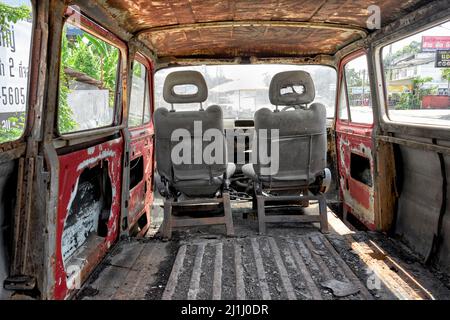 Das Innere des rostenden Sherpa van wurde auf der Seite der Straße weggeworfen und verlassen. Stockfoto