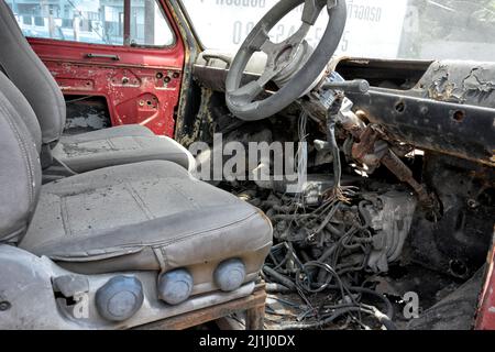 Das Innere des Sherpa van wurde verworfen und am Straßenrand aufgegeben. Stockfoto