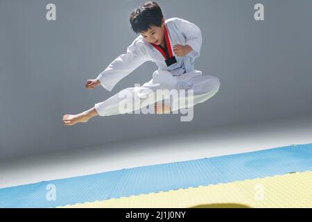 Der kleine Junge übt Tae kwon Stockfoto