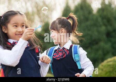 Die Kinder blasen Blasen Stockfoto