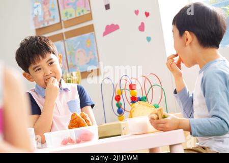 Kindergartenkinder essen Stockfoto