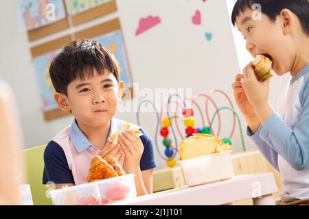 Kindergartenkinder essen Stockfoto