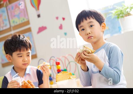 Kindergartenkinder essen Stockfoto