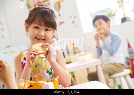 Kindergartenkinder essen Stockfoto