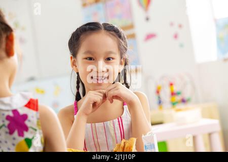 Kindergartenkinder essen Stockfoto