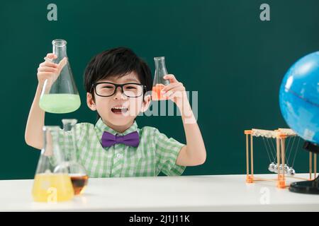 Schülerinnen und Schüler im Chemieunterricht Stockfoto