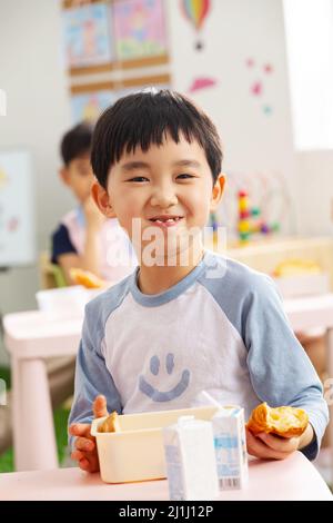 Kindergartenkinder essen Stockfoto