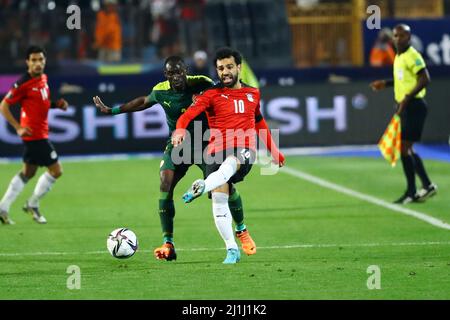 Kairo, Ägypten. 25. März 2022. Der ägyptische Mohamed Salah (R) spielt mit dem senegalesischen Saliou Ciss während der ersten Etappe des WM-Qualifikationsspiels 2022 zwischen Ägypten und Senegal am 25. März 2022 in Kairo, Ägypten. Quelle: Ahmed Gomaa/Xinhua/Alamy Live News Stockfoto