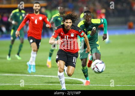 Kairo, Ägypten. 25. März 2022. Der ägyptische Mohamed Elnney (vorne) tritt am 25. März 2022 bei der ersten Etappe des WM-Qualifikationsspiels 2022 zwischen Ägypten und Senegal in Kairo, Ägypten, an. Quelle: Ahmed Gomaa/Xinhua/Alamy Live News Stockfoto