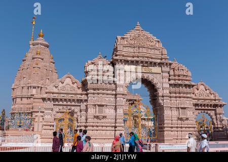 BarSana, Uttar Pradesh, Indien – 2022. März: Kirti Mandir-Tempel in der Stadt BarSana Stockfoto