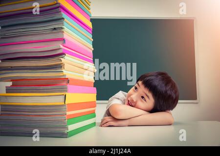 Grundschüler und Lehrbücher Stockfoto